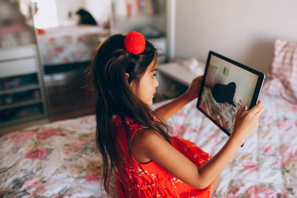 Kind met tablet