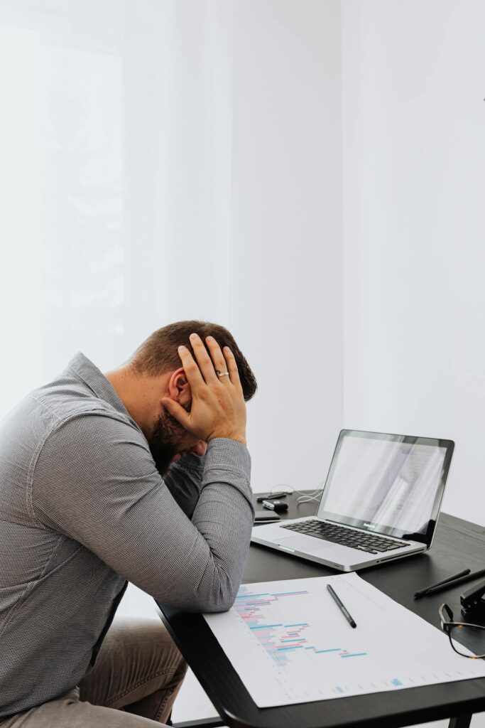 Drukke werkplek met laptop